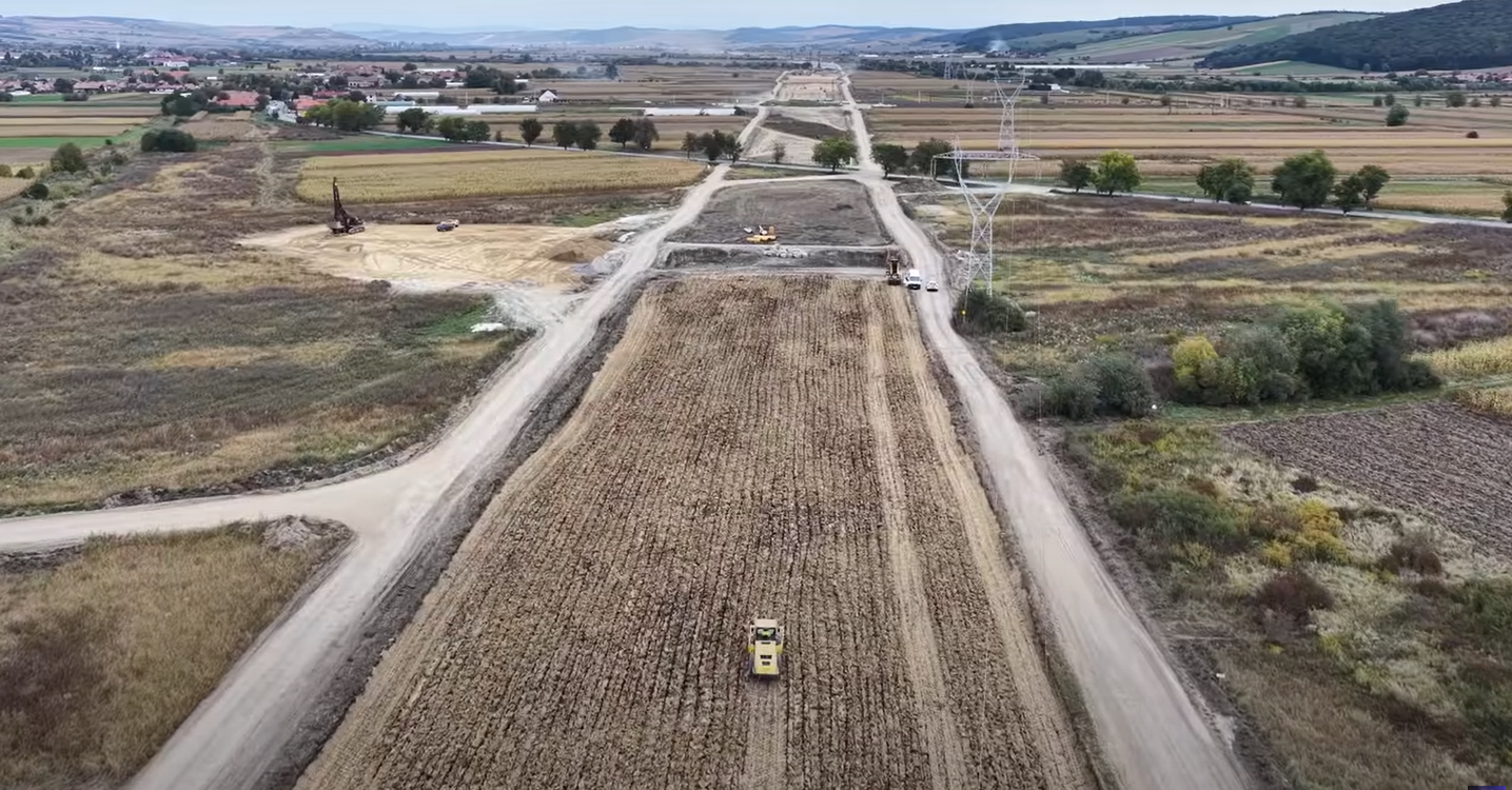 (Videó) Halad az A8-as autópálya építése Marosvásárhely és Nyárádszereda között