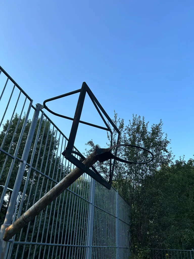 Fekete pont: Egy tönkrement kosárpalánk veszélyezteti a környékbeli gyerekeket a Kornisa negyedben