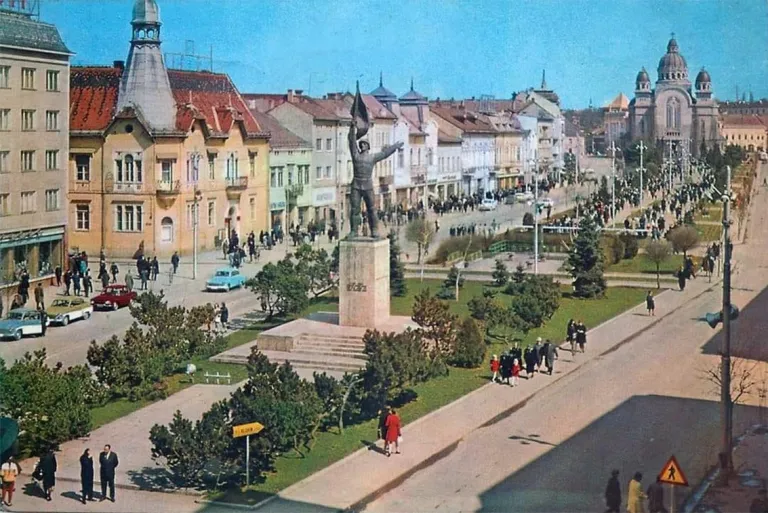 Amikor Marosvásárhely még szabadon lélegzett. A csendes főtértől a modern közlekedési rémálomig.