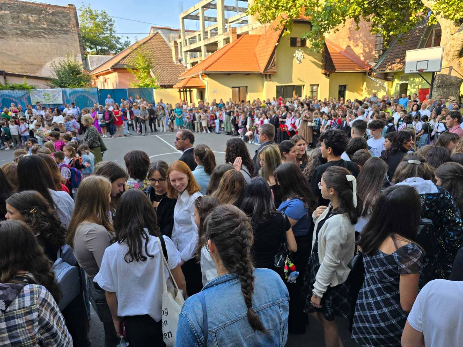 Feszült tanévkezdés Maros megyében – Az iskolák közel fele lemondott a tanévnyitó ünnepségről