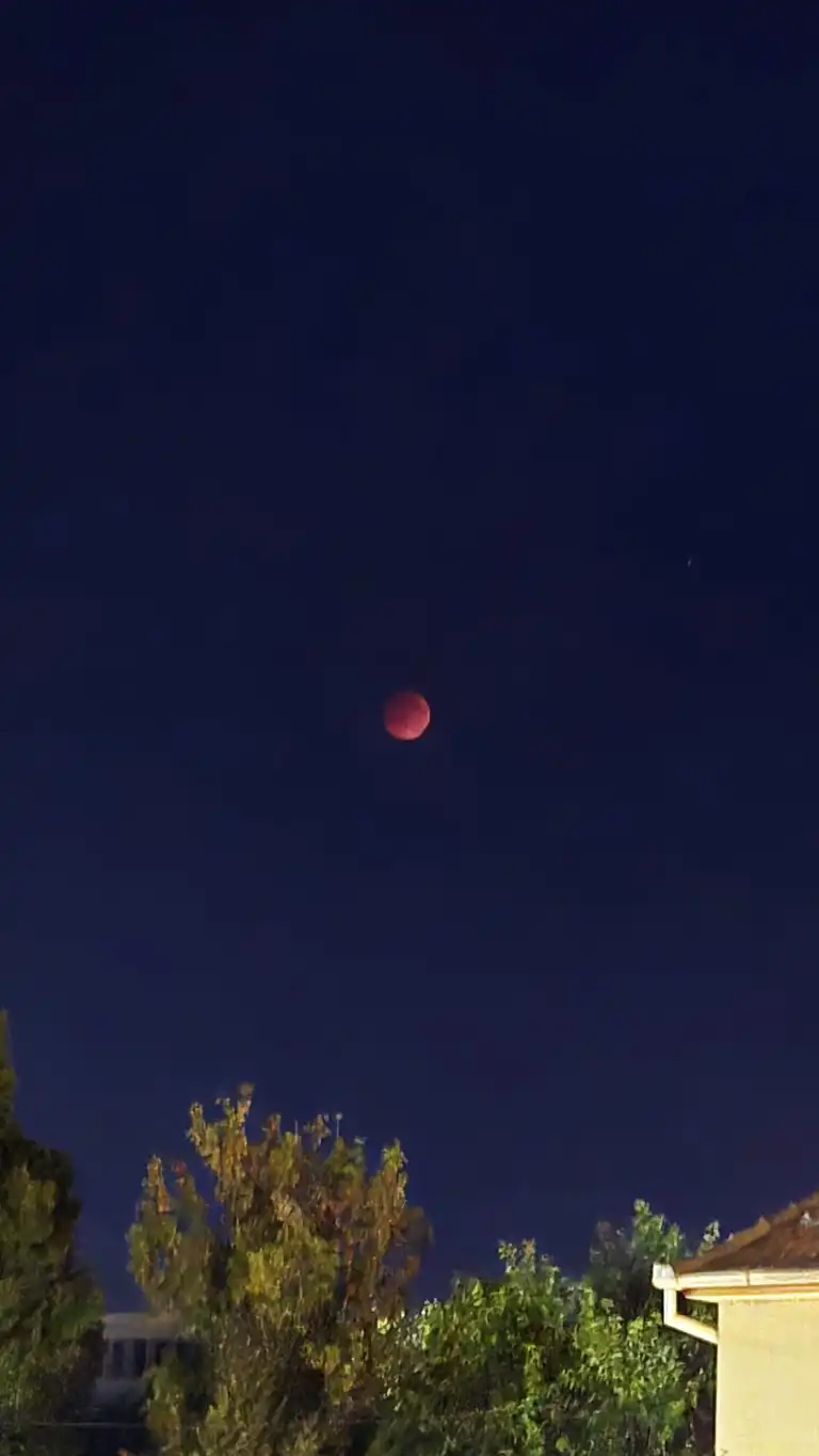 (Fotó és videó) A vérhold és teljes holdfogyatkozás Marosvásárhelyről