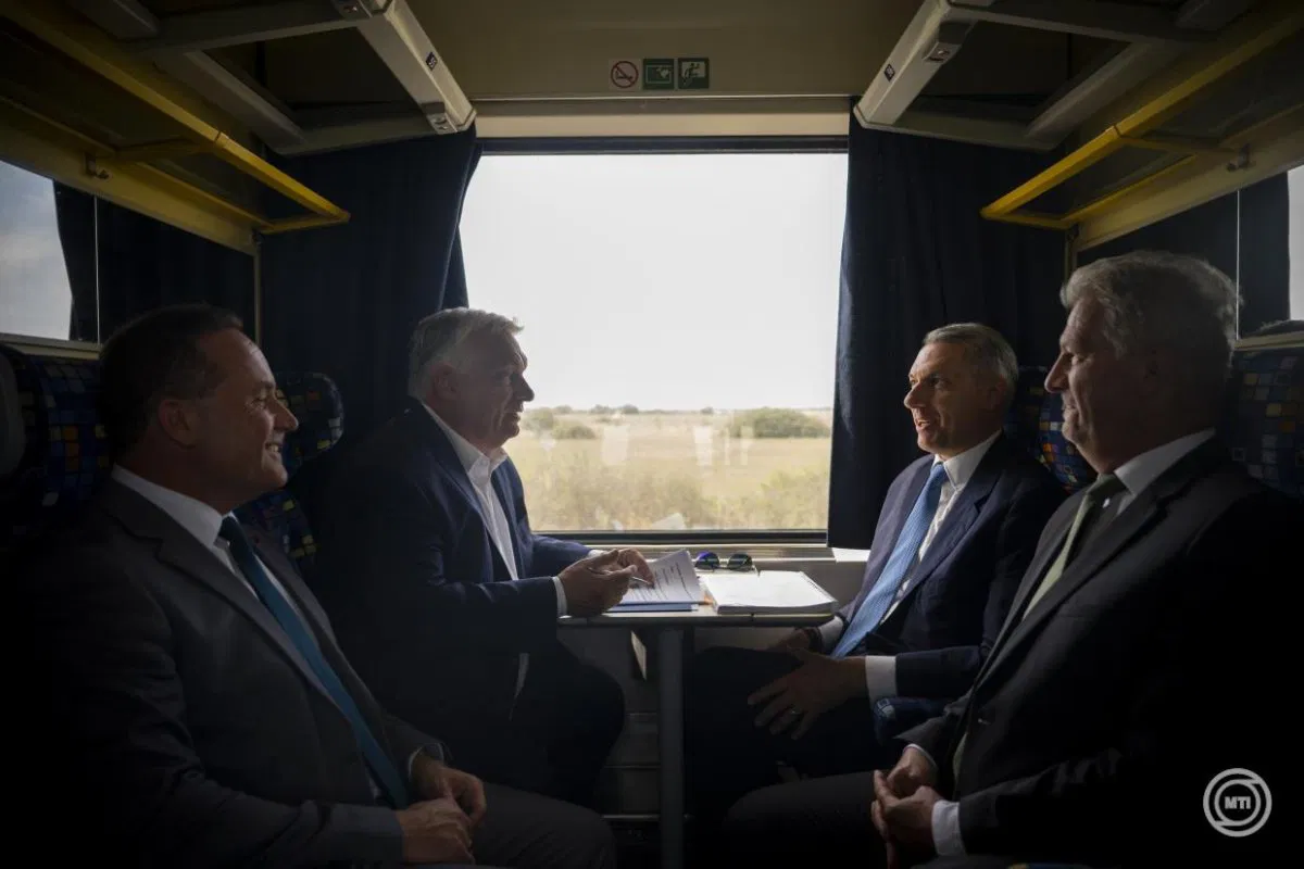 Orbán Viktor: öt órával rövidül majd le a Budapesttől Brassóig tartó út