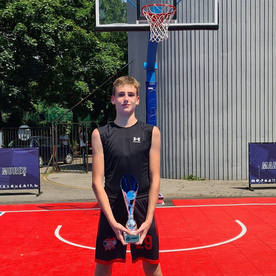 Egy marosvásárhelyi diák útja a nemzetközi kosárlabda felé: David Hacman az alicantei akadémia tagja lett