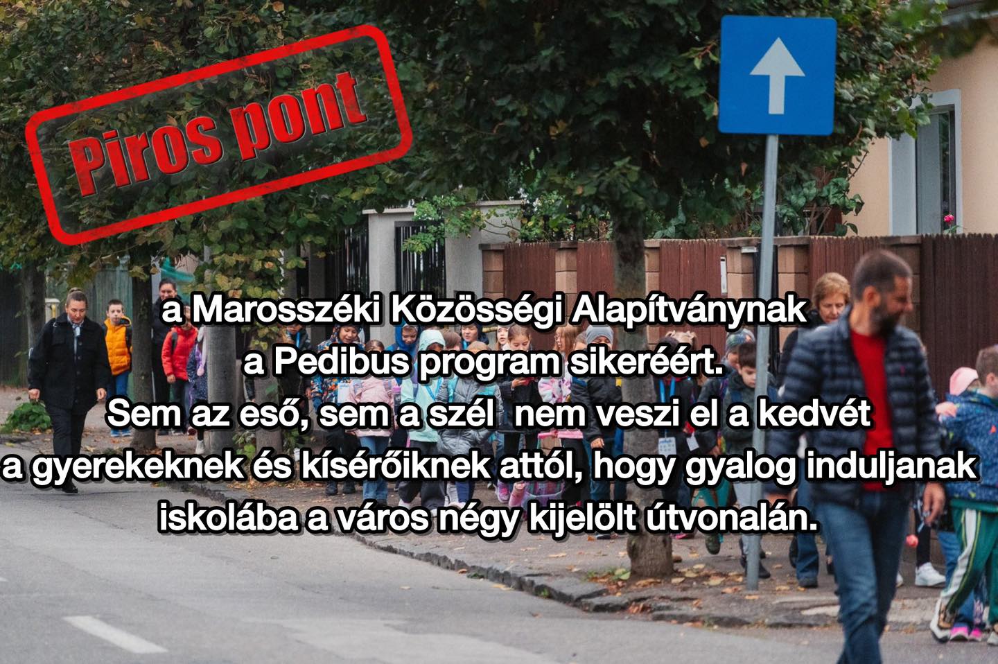 Piros pont a Marosszéki Közösségi Alapítványnak a Pedibus program sikeréért. Sem az eső, sem a szél nem veszi el a kedvét a gyerekeknek és kísérőiknek attól, hogy gyalog induljanak iskolába a város négy kijelölt útvonalán