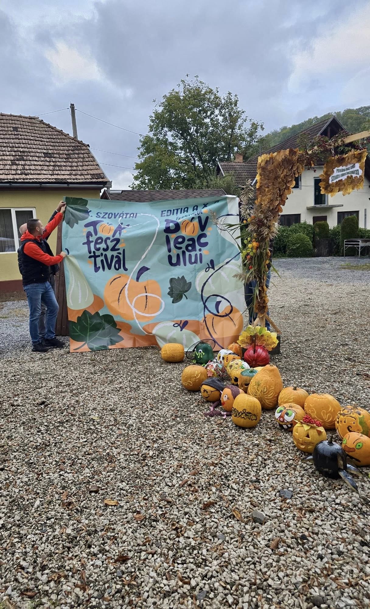 (Fotó) Szováta ünneplőbe öltözik, a tökök már sorakoznak