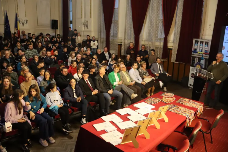 Remekletk a papiusok: Négy első díjat szereztek a Maros megyei diákok a matematikaversenyen