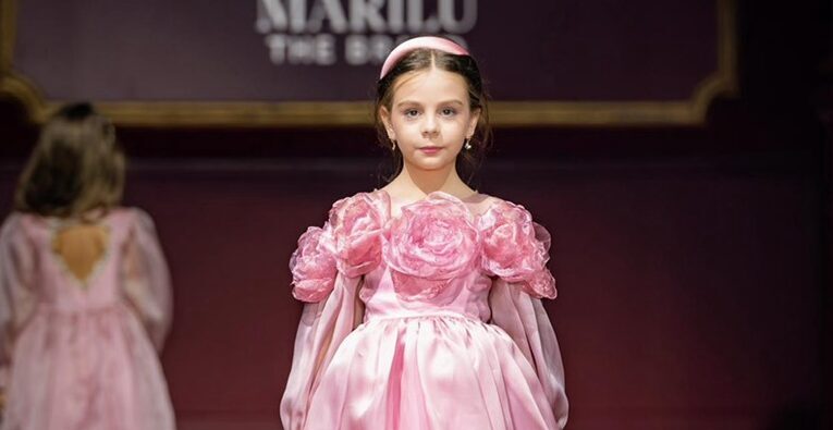 (Videó) Marosvásárhelyi kislány a párizsi divathét kifutóján