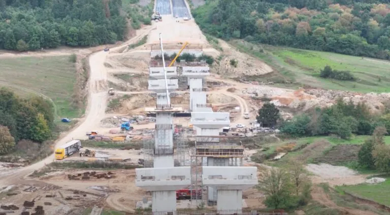 (Videó) Erdélyi Autópálya – Hogyan haladnak a munkálatok a Berettyószéplak – Bisztraterebes szakaszon