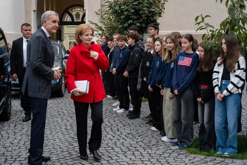 A román királyi család tagjai a marosvásárhelyi Református Kollégiumba látogattak
