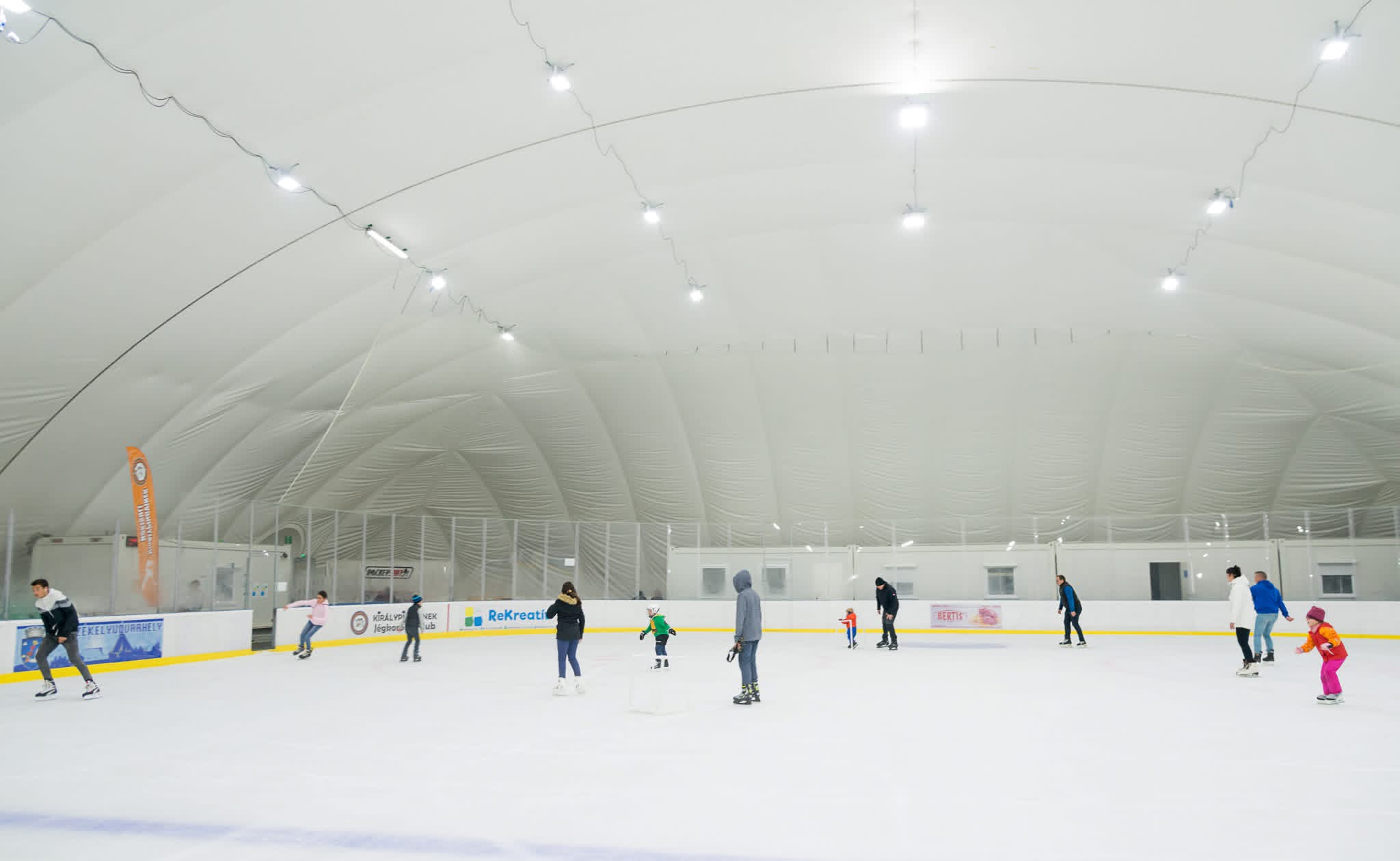 Megnyílt a Sepsi Aréna melletti fedett jégpálya – indul a korcsolyaszezon Sepsiszentgyörgyön