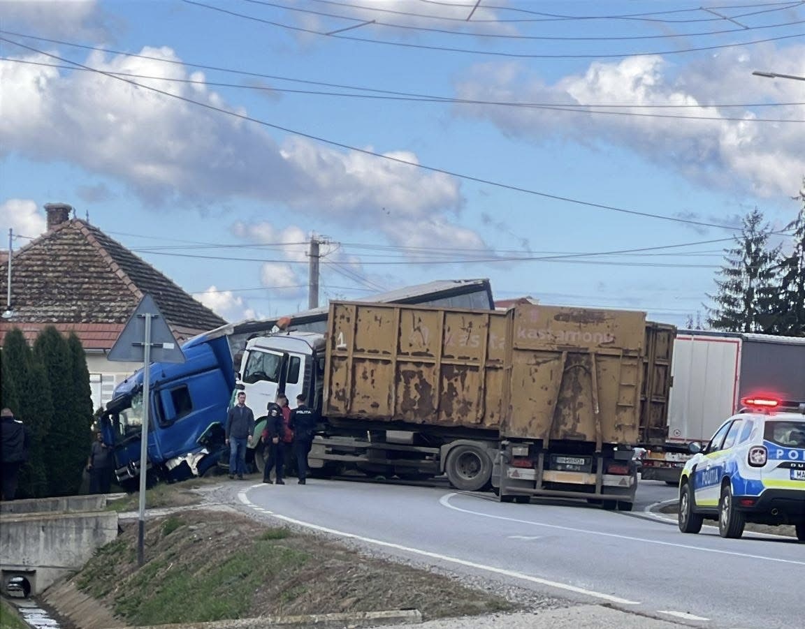 Maros megye: Lezárták a forgalmat a DN 15-ös úton egy baleset miatt