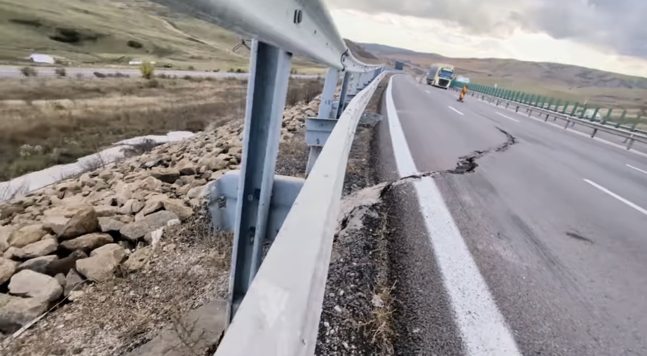 (Videó) Beszakadt az A10-es autópálya egy szakasza Nagyenyed és Torda között