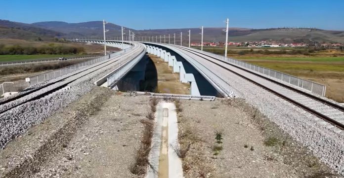 (Videó) Mikor fog másfél órára rövidülni a vonatút Segesvár és Brassó között?