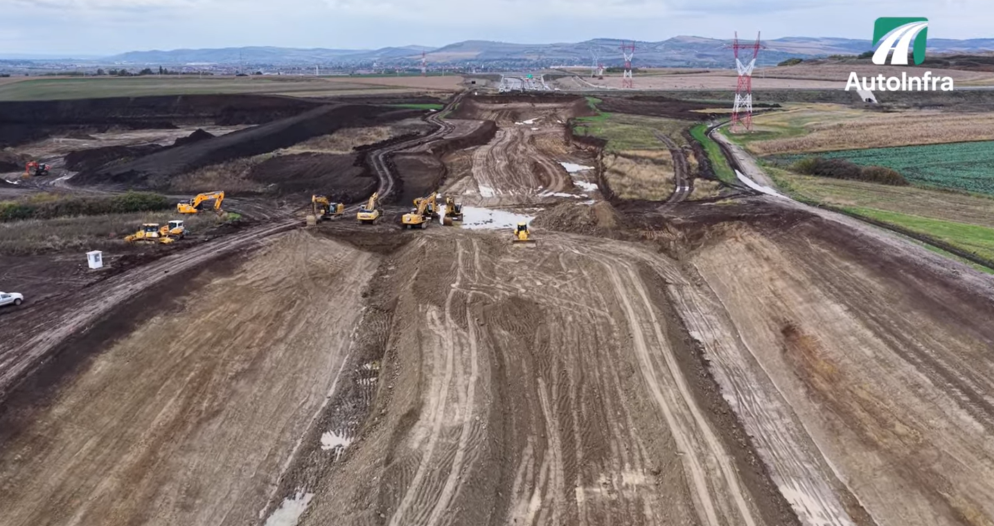 (Videó) Fentről is látványos: így halad az A8-as autópálya Marosvásárhely-Nyárádszereda szakasza