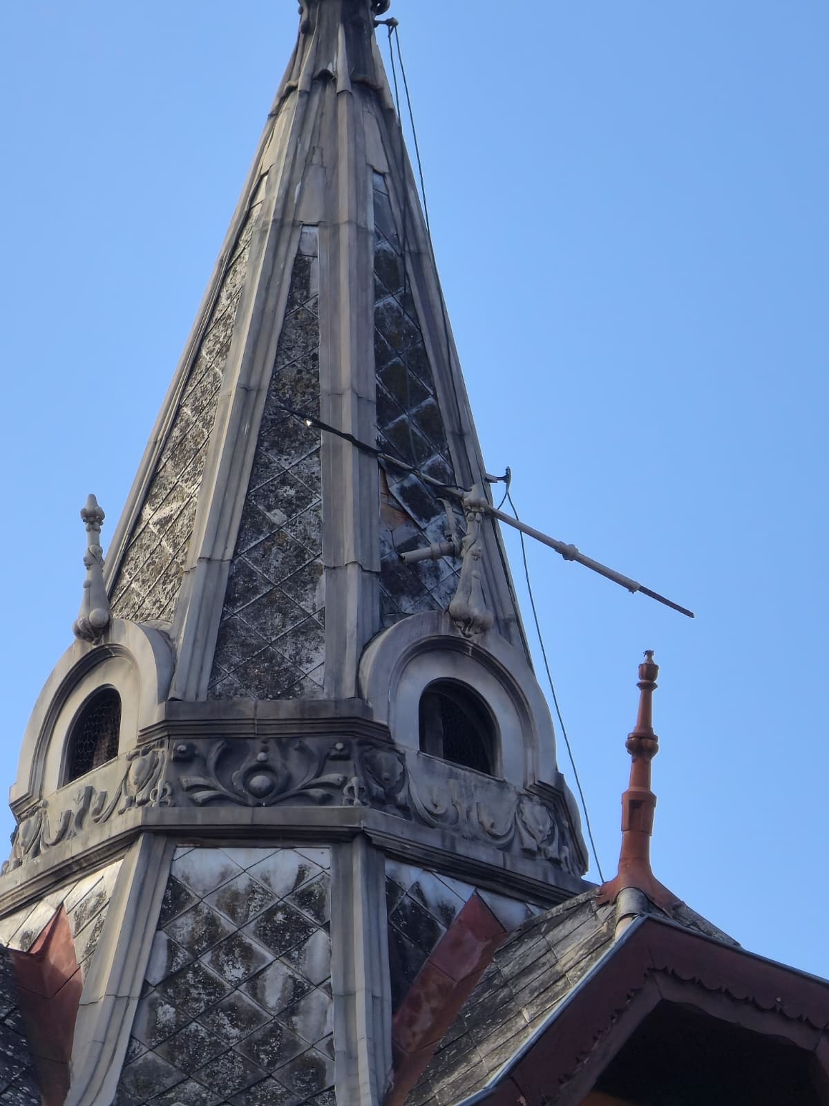 A veszély a magasban! A Sanepid épületéről lelógó vas, amely bármikor lezuhanhat