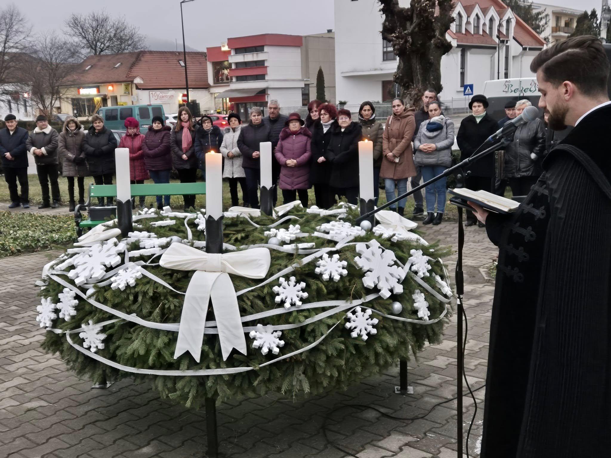 Adventi gyertyagyújtások Nyárádszeredában – itt a részletes programsorozat a Bocskai-szobornál