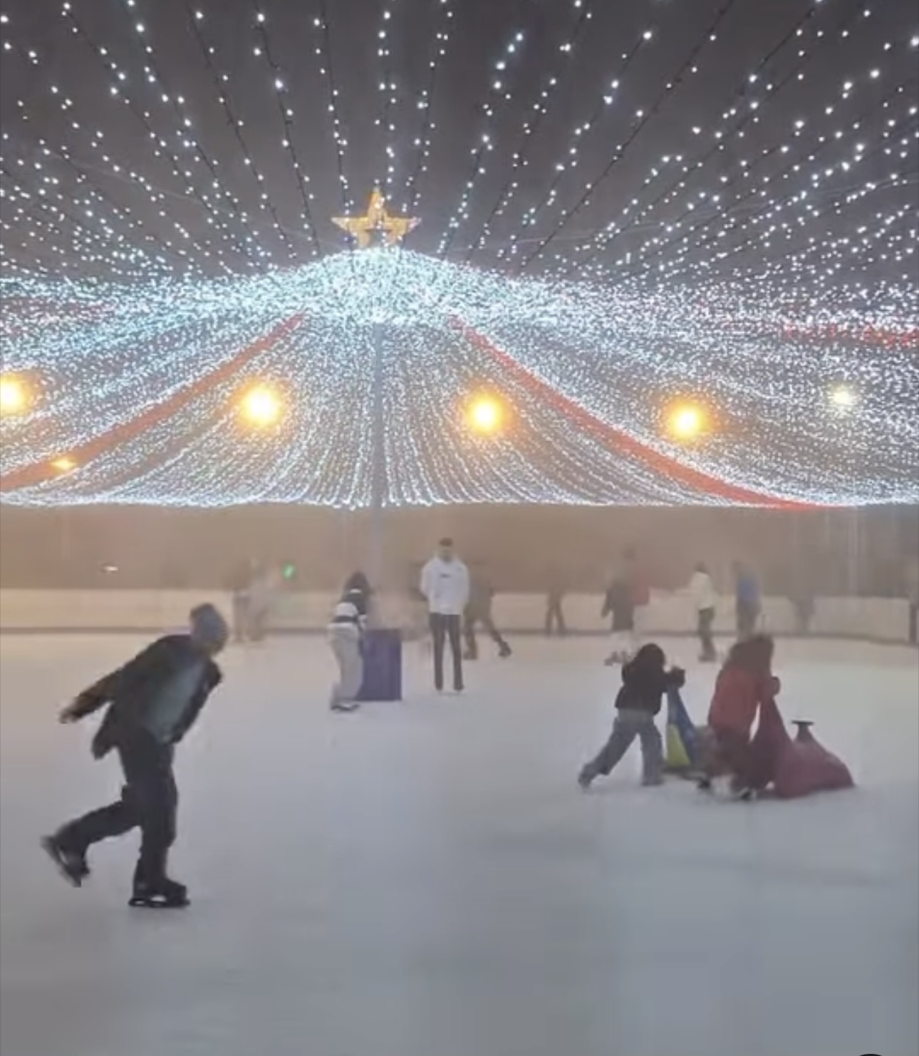 (Videó) Jégparti a Marosvásárhelyi Vár korcsolyapályáján