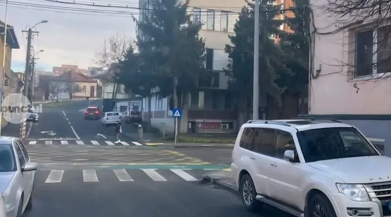 Parkolási gondok a magánklinikák körül Marosvásárhelyen – egy kezeletlen városi probléma