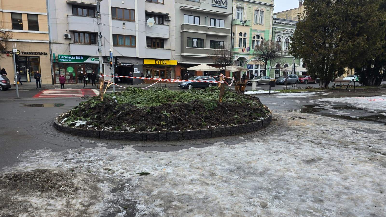 Mit üzen rólunk a főtéri virágóra? – Identitás és szimbólum Marosvásárhely szívében