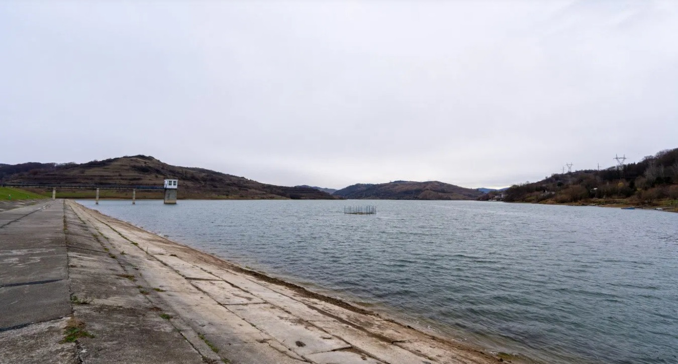 Másodpercenként két köbméternyi vizet engednek le a bözödújfalusi gyűjtőtóból, hogy elérjék azt a telítettséget, ami biztonságos