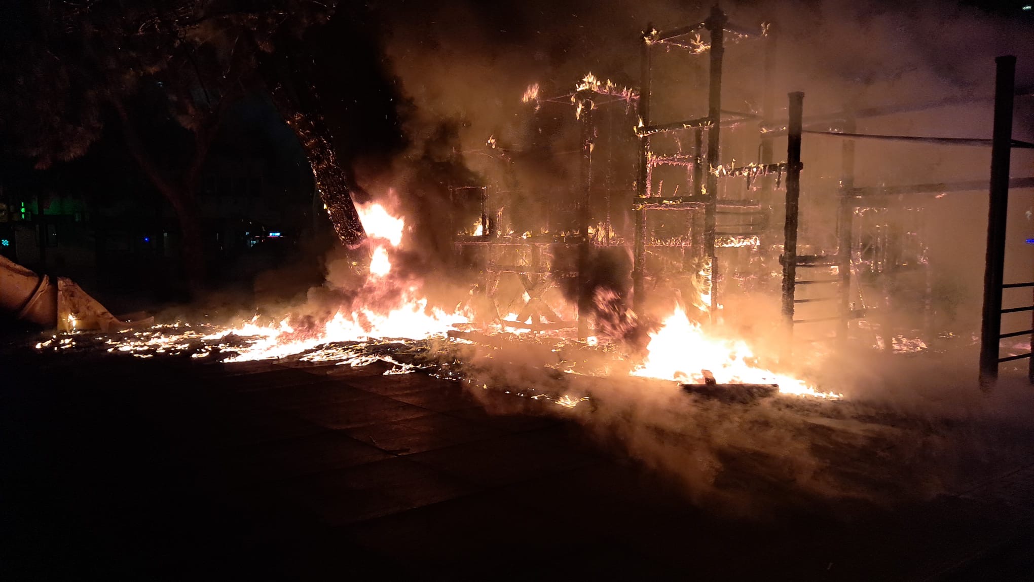 Lángokban egy játszótér Marosvásárhelyen – nyílt láng okozhatta a tüzet