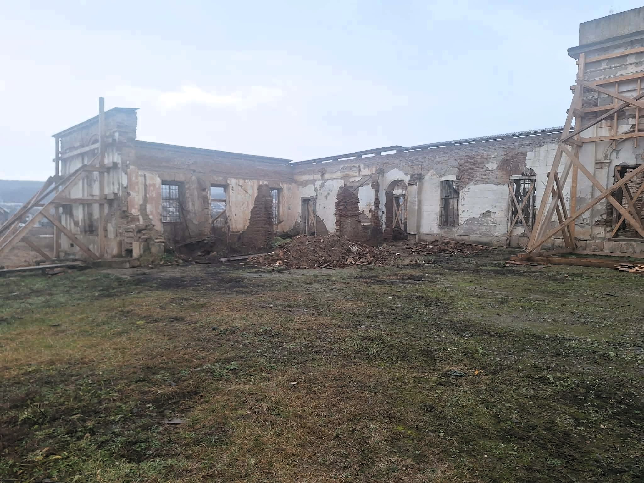 Sürgős beavatkozások a koronkai Tholdalagi-kastélynál, amelyet az összeomlás veszélye fenyeget