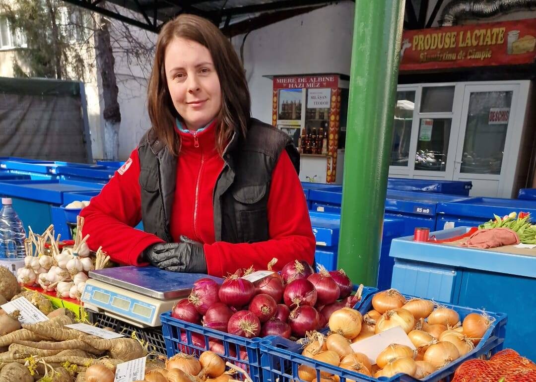 Fiatal termelő friss zöldségekkel a marosvásárhelyi piacon