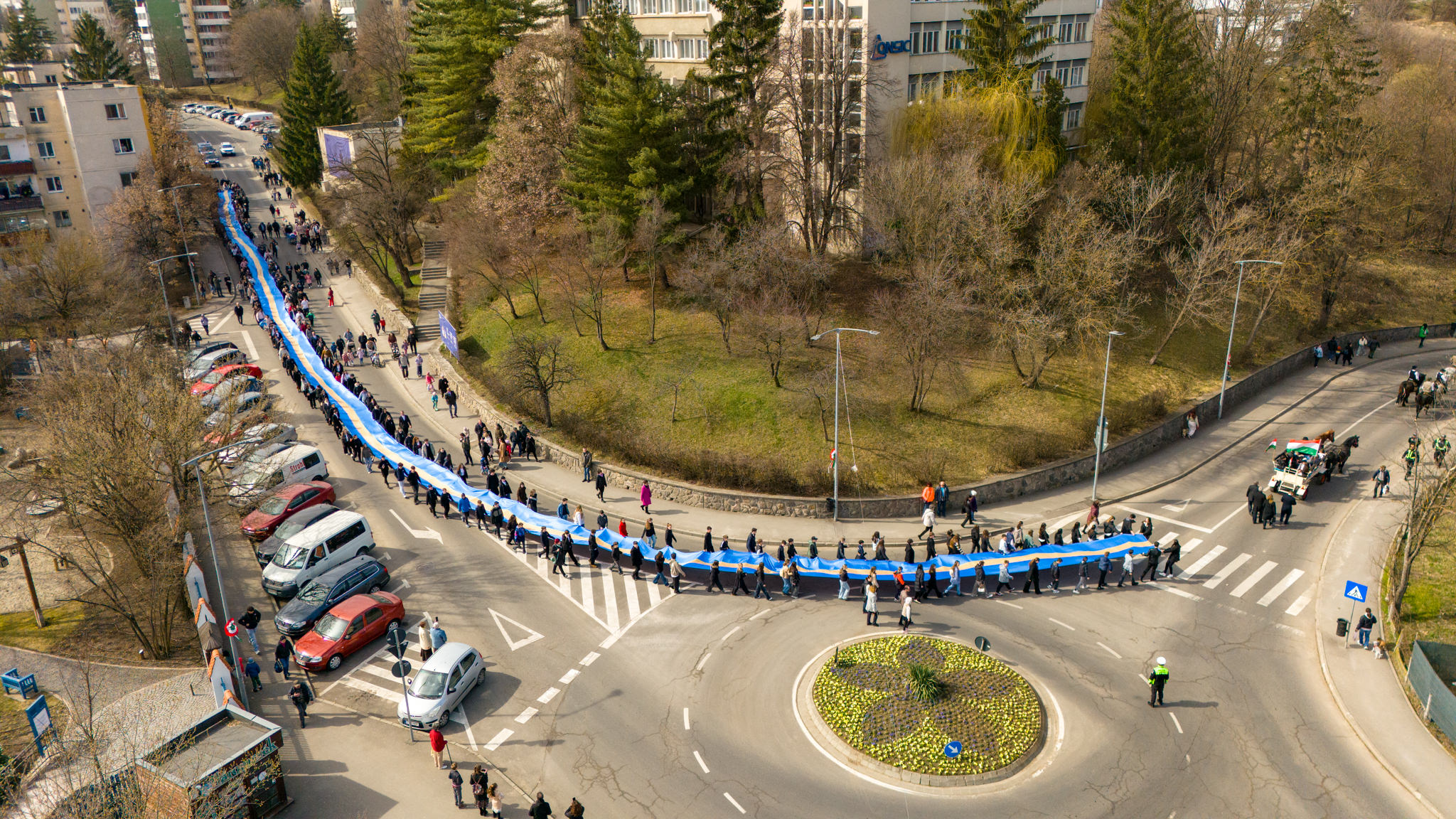 (Fotó) 125 méter zászló, több ezer ünneplő Sepsiszentgyörgyön