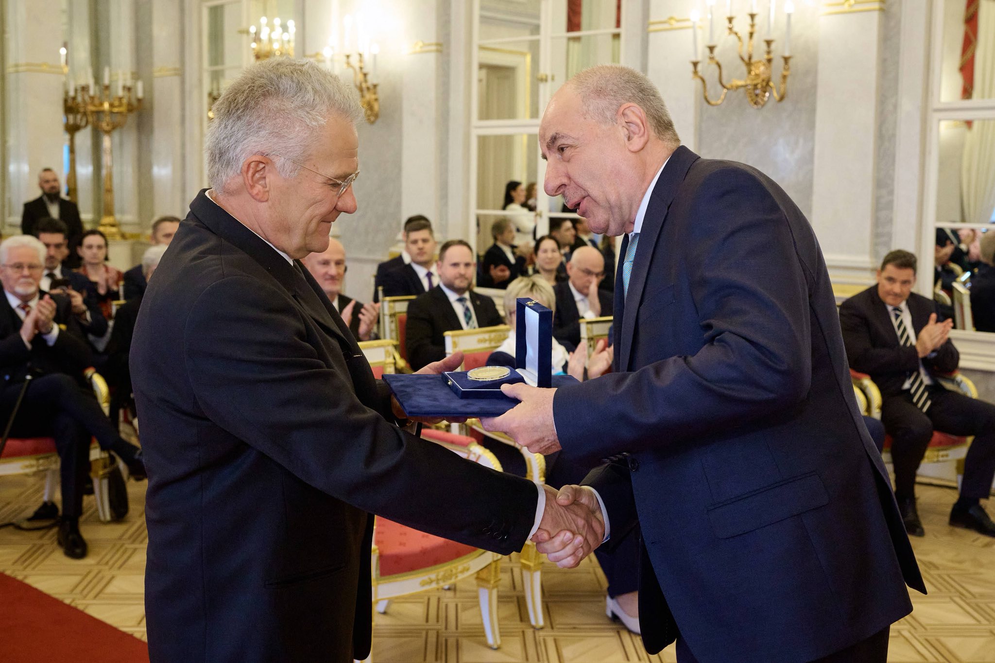 Sulyok Tamás Arany Érdemérmével tüntette ki Bölöni Lászlót
