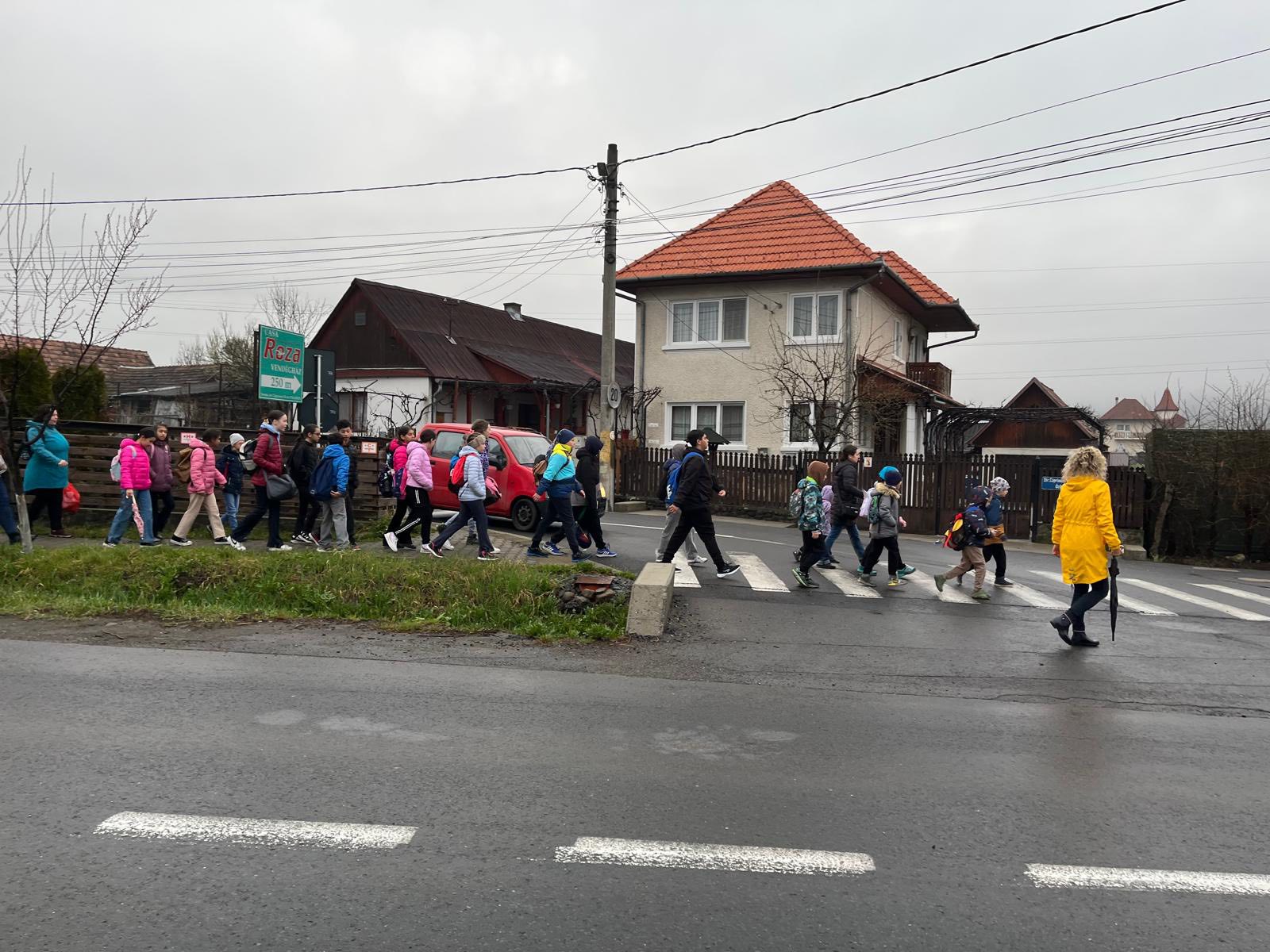 Elindult a „Lábbusz” Szovátán – a rossz idő ellenére sokan csatlakoztak