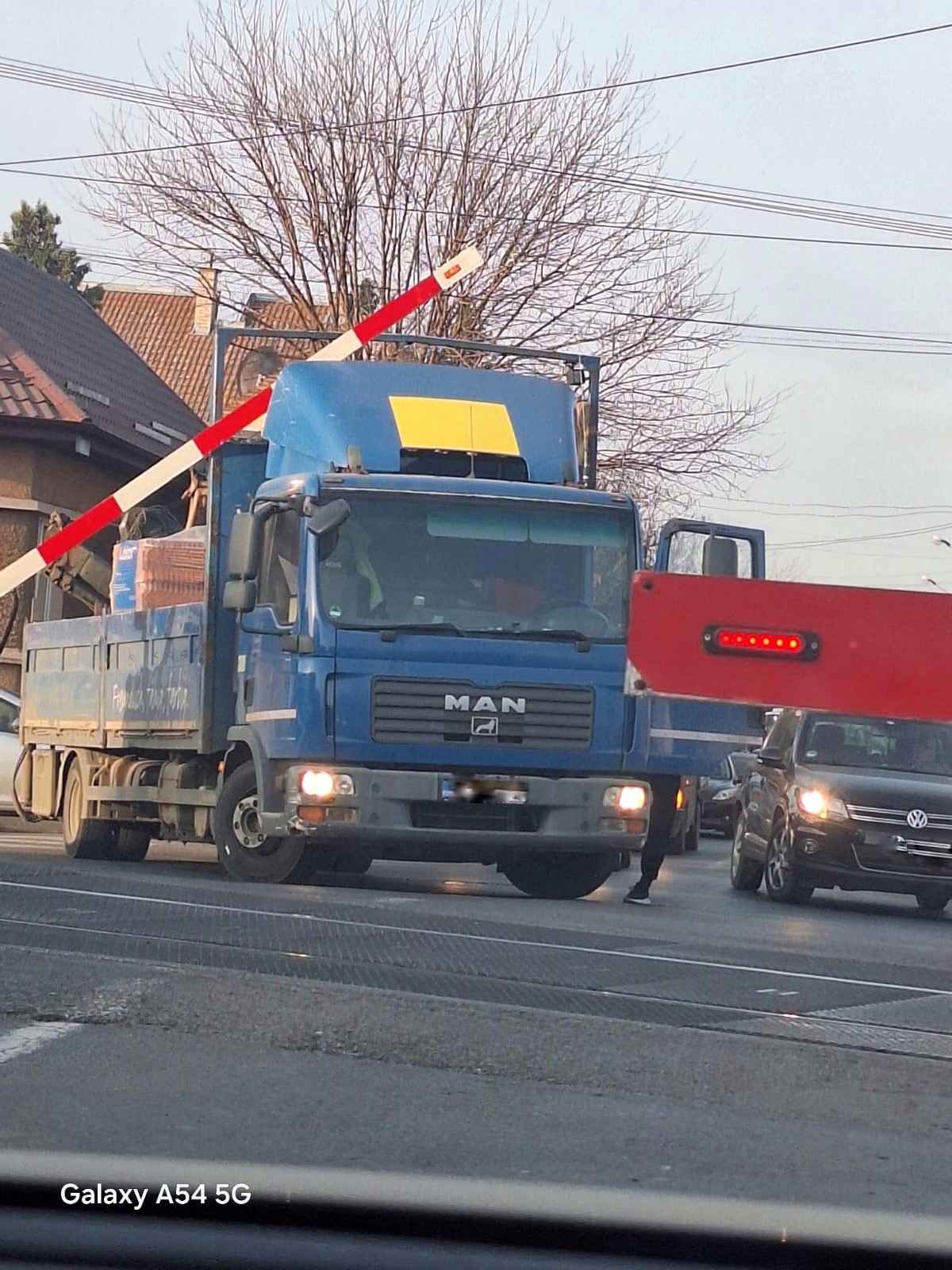 Fekete pont a figyelmetlen sofőröknek a vasúti átjárók sorompóinál.