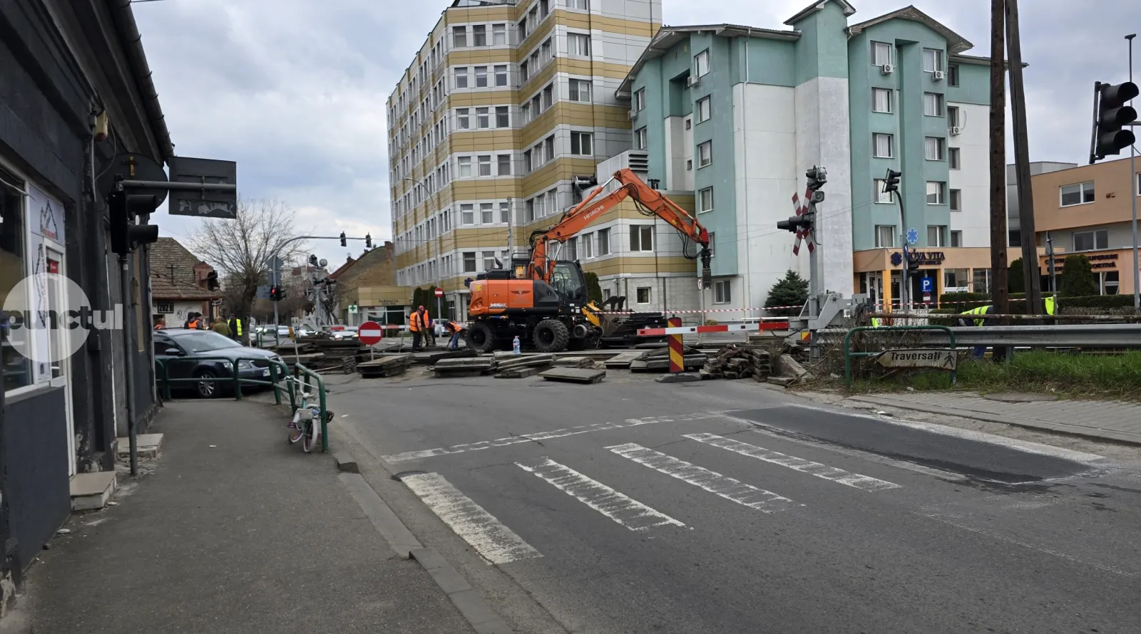 Marosvásárhelyiek figyelmébe! Meghosszabbították a vasúti átjáró javítási munkálatainak határidejét, kerüljék a környéket