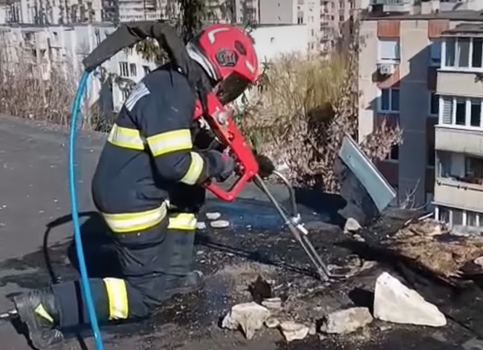 (Videó) Füst lepte el a lakásokat Marosvásárhelyen egy tömbházban – több tűzoltóegység vonult ki