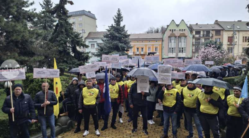 Több száz dolgozó tiltakozott az Azomureș bezárása ellen Marosvásárhelyen