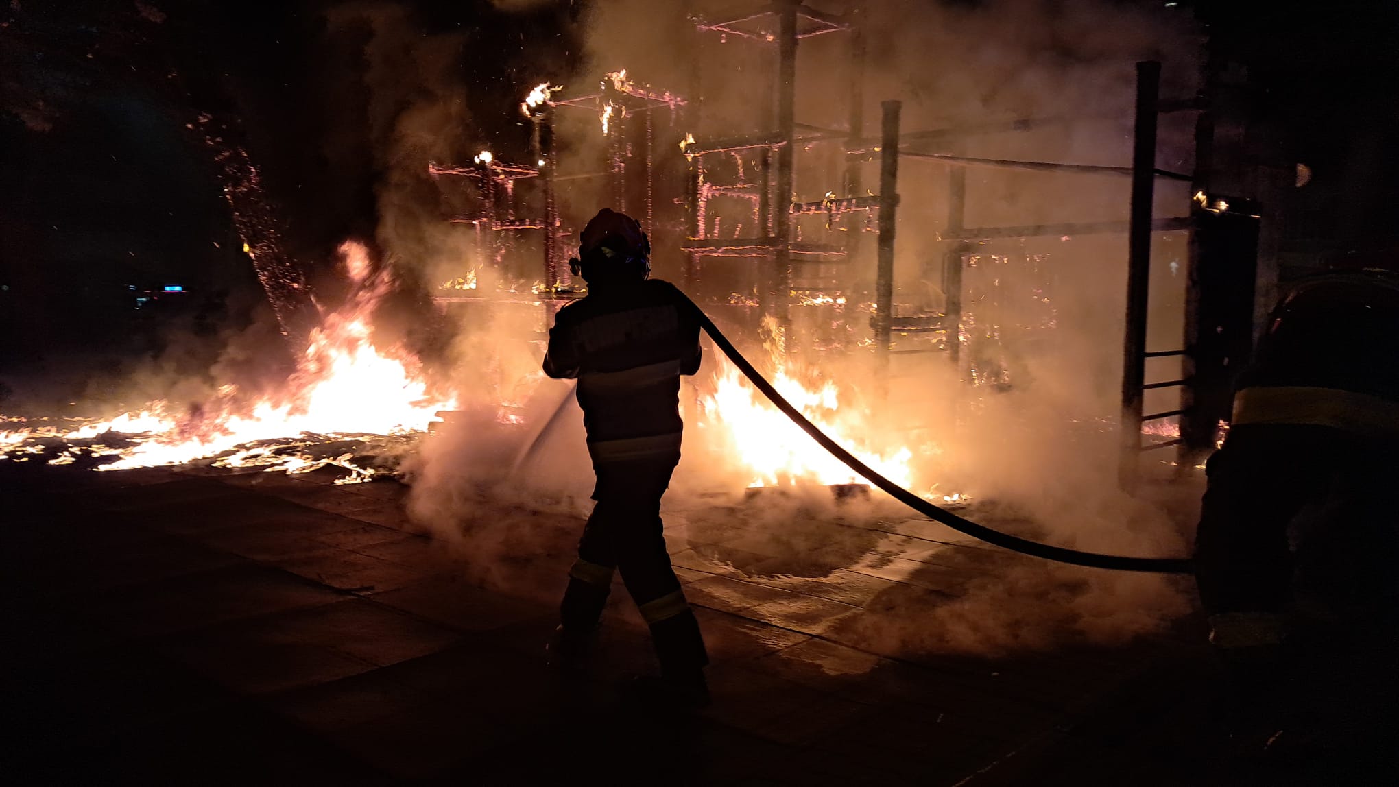 Bűnügyi eljárás indult a marosvásárhelyi játszótér felgyújtása miatt. Soós Zoltán polgármester a park helyreállítását ígéri
