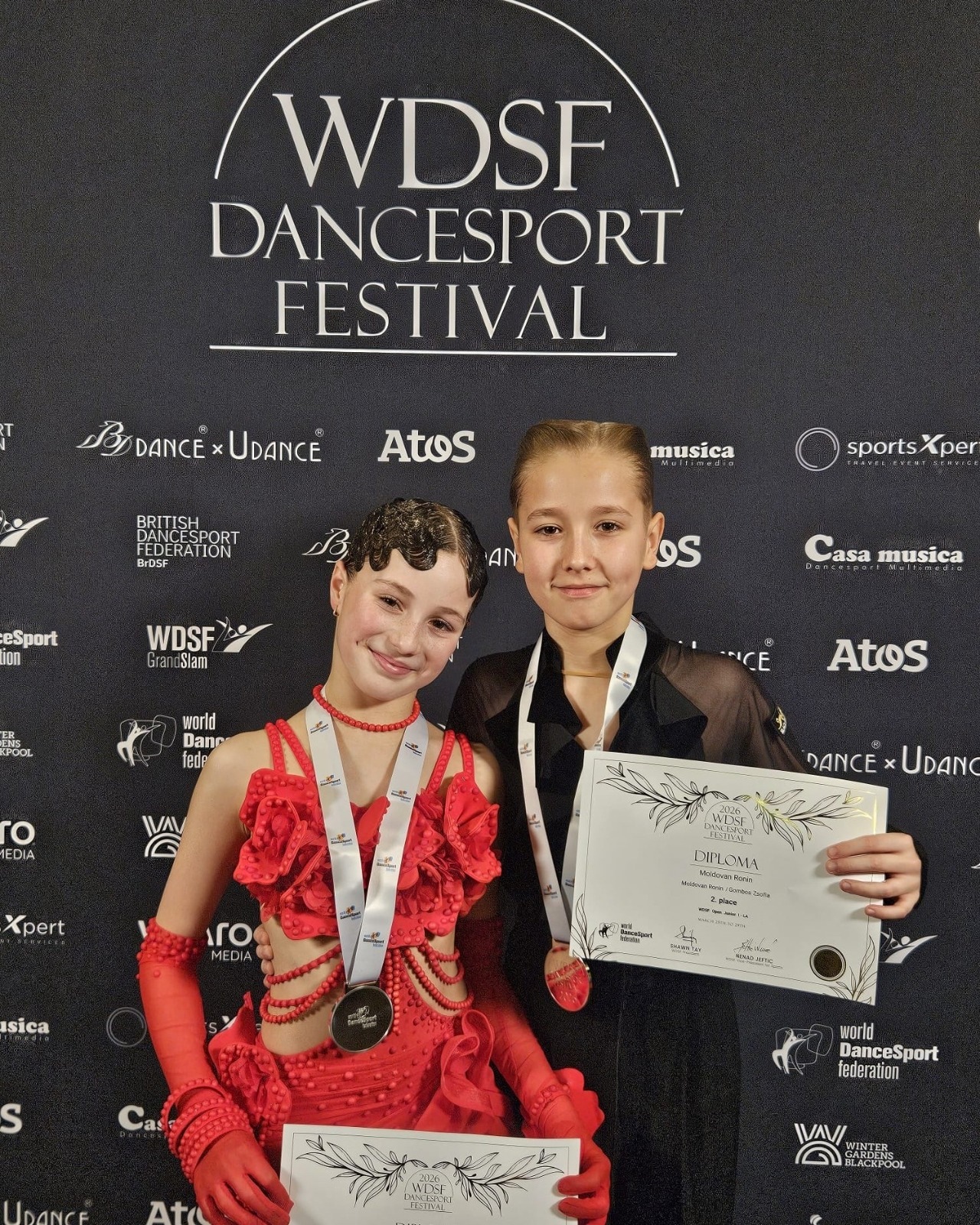 Piros pont Gombos Zsófiának és Moldovan Roninnak, akik a második helyen végeztek a világ egyik legrangosabb sporttánc-versenyén