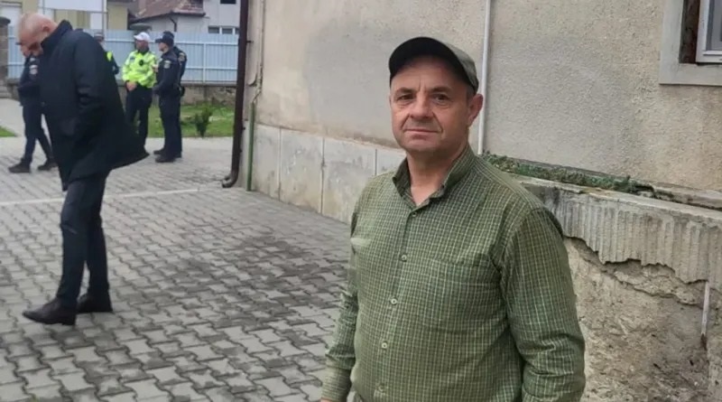 Piros pont Aurel Frandeș erdésznek, aki megtalálta a két eltűnt kislányt és a hátán vitte ki őket a nehezen megközelíthető területről