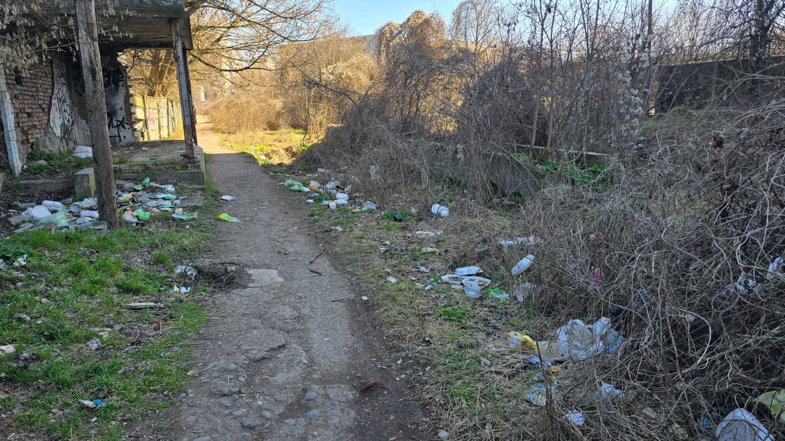Fekete pont azoknak, akik szeméttel árasztottak el egy ösvényt, amely bár nagyon forgalmas, egyáltalán nincs karbantartva