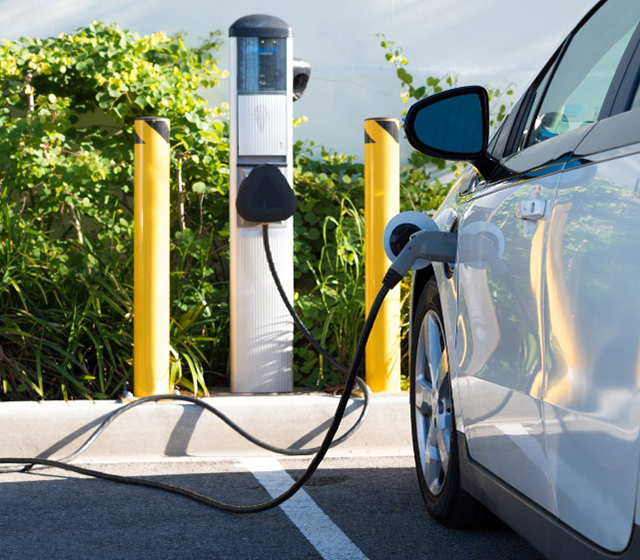 Milliárdos támogatások jönnek: napelemekre, LED-ekre és elektromos autókra költ az állam