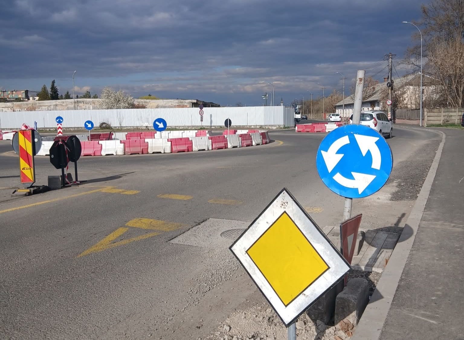 Fekete pont azoknak, akik ellentmondásos közlekedési táblákat helyeznek ki Marosvásárhely útjain