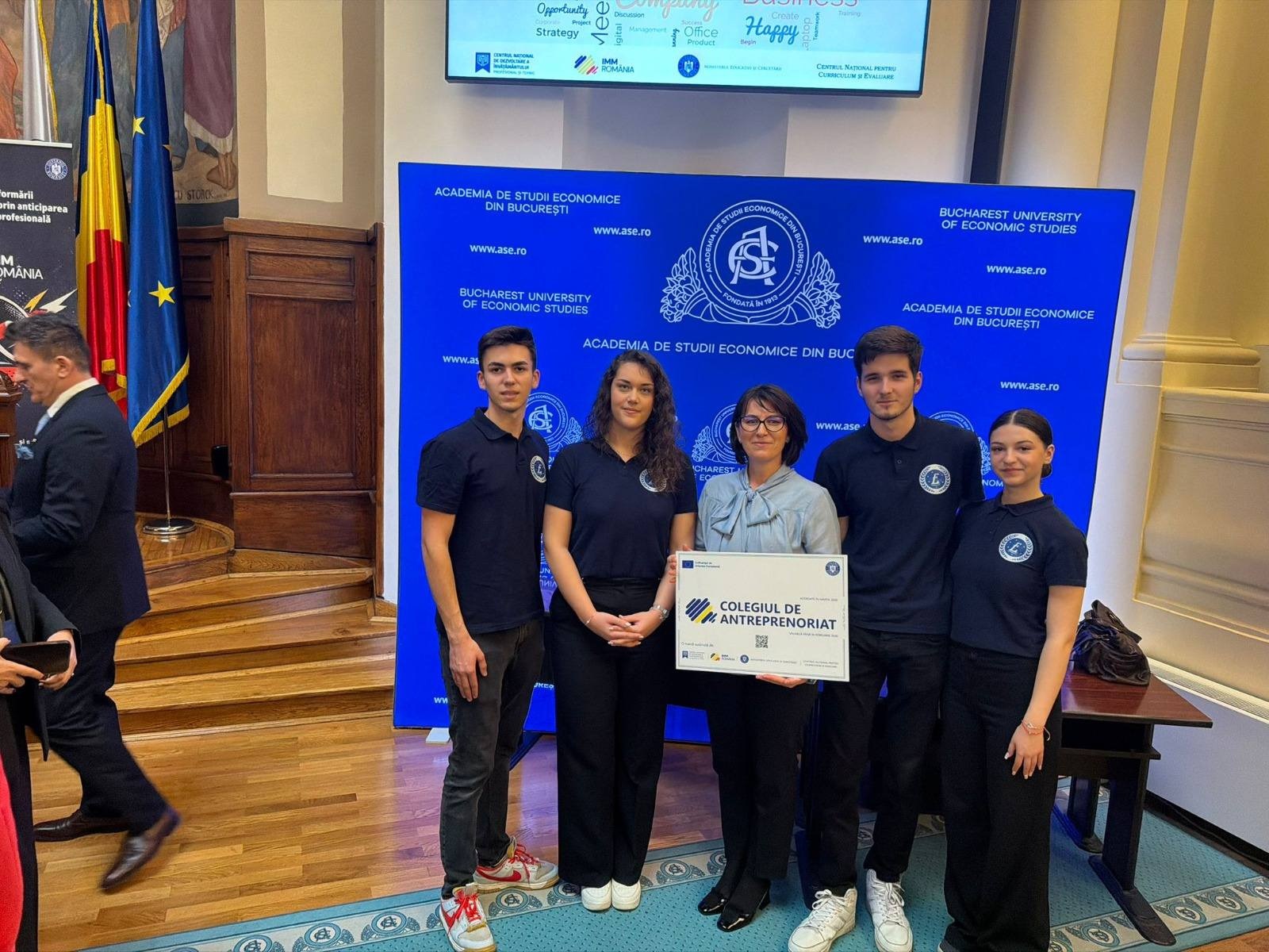 Piros pont a marosvásárhelyi Transilvania Iskolának az elnyert kitüntetésért