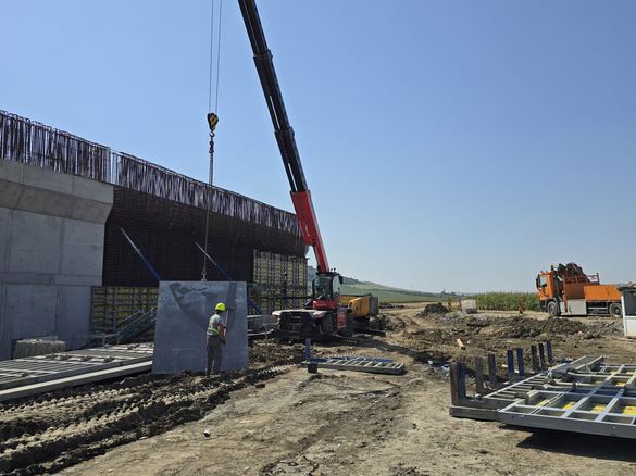 Kísérleti aszfaltréteget öntöttek a török kivitelezők az A8-as autópályán, Marosvásárhely és Nyárádszereda között