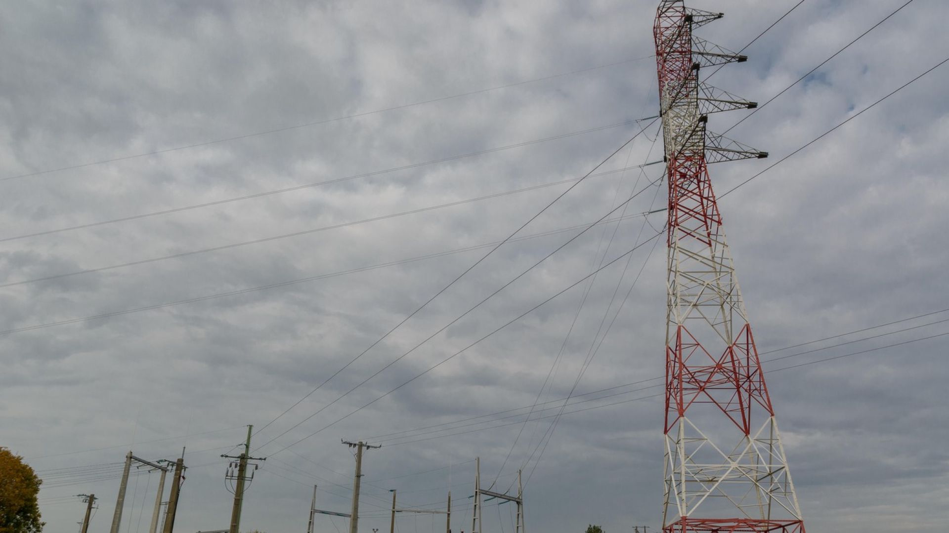 Több mint ezren maradtak áram nélkül vasárnap Hargita megyében az időjárás miatt