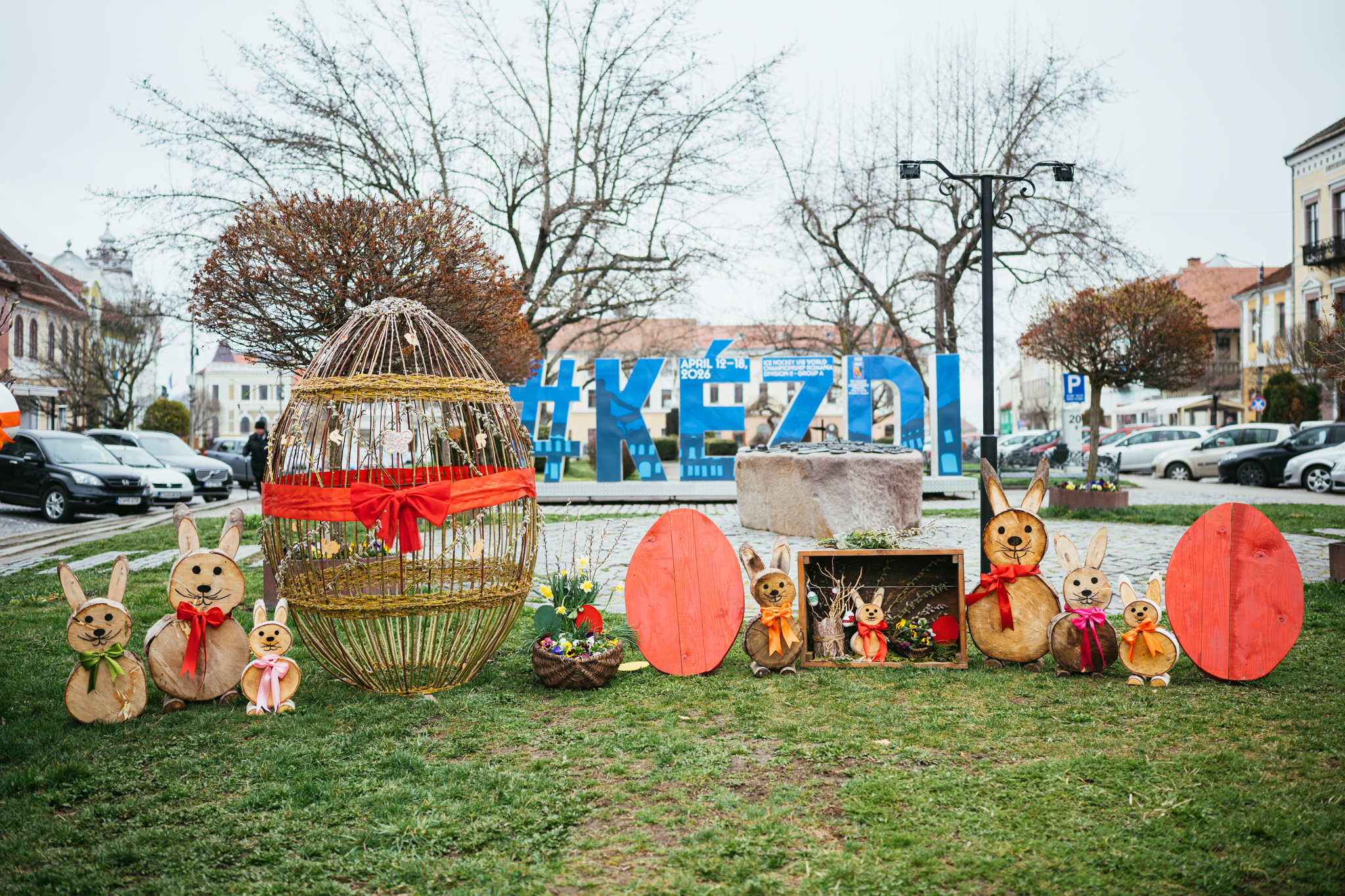 (Fotó) Ünnepi díszbe öltözött Kézdivásárhely húsvét közeledtével