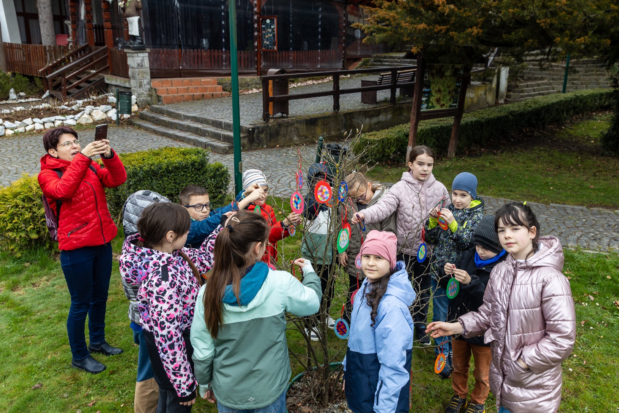 Húsvéti díszbe öltöztek Szováta parkjai