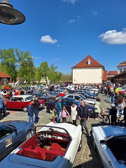 Veteránautók parádéja Marosvásárhelyen: az interbellumtól a Daciákig lenyűgözték a látogatókat