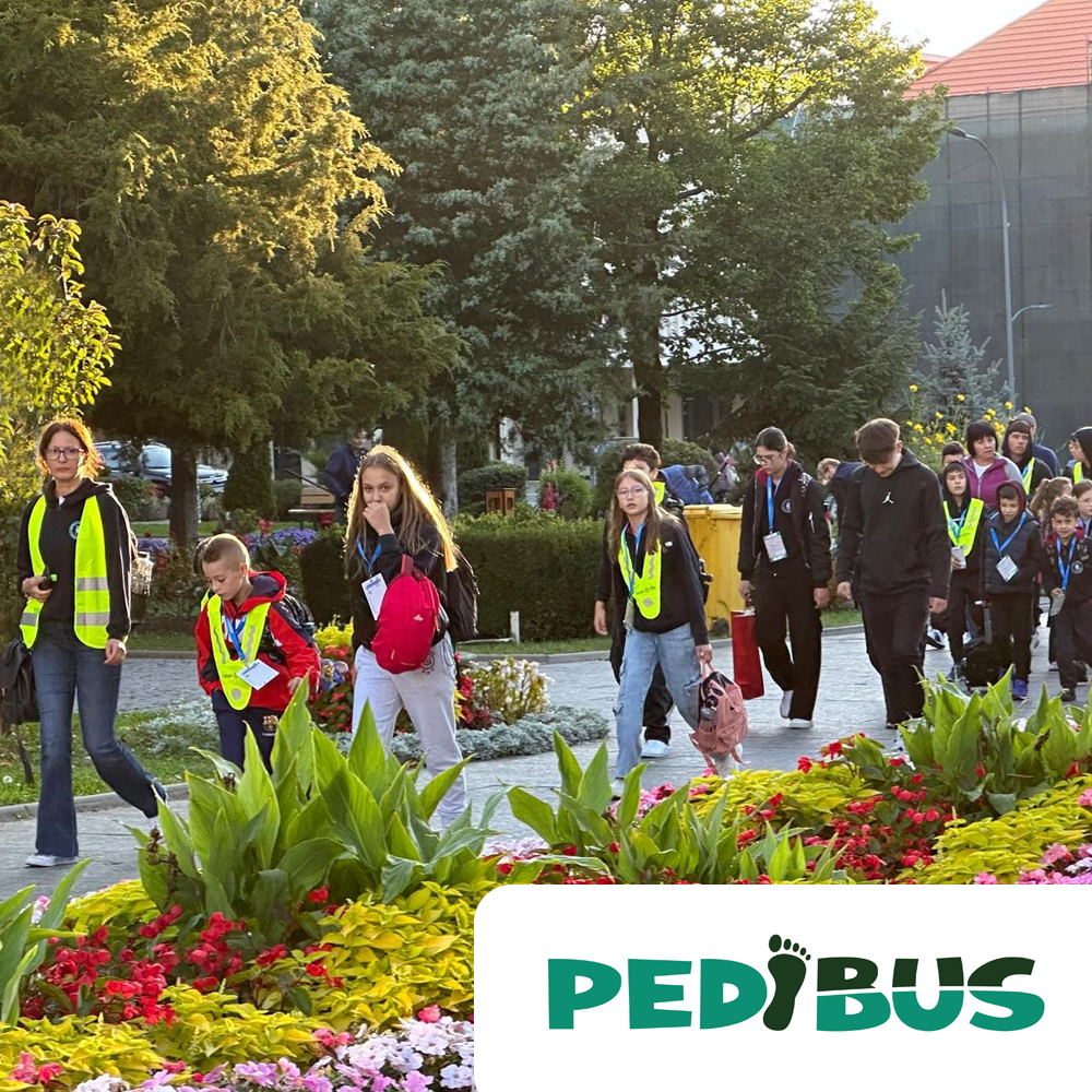 Újraindul a LábBusz Régenben: hétfőtől ismét gyalog mennek iskolába a diákok