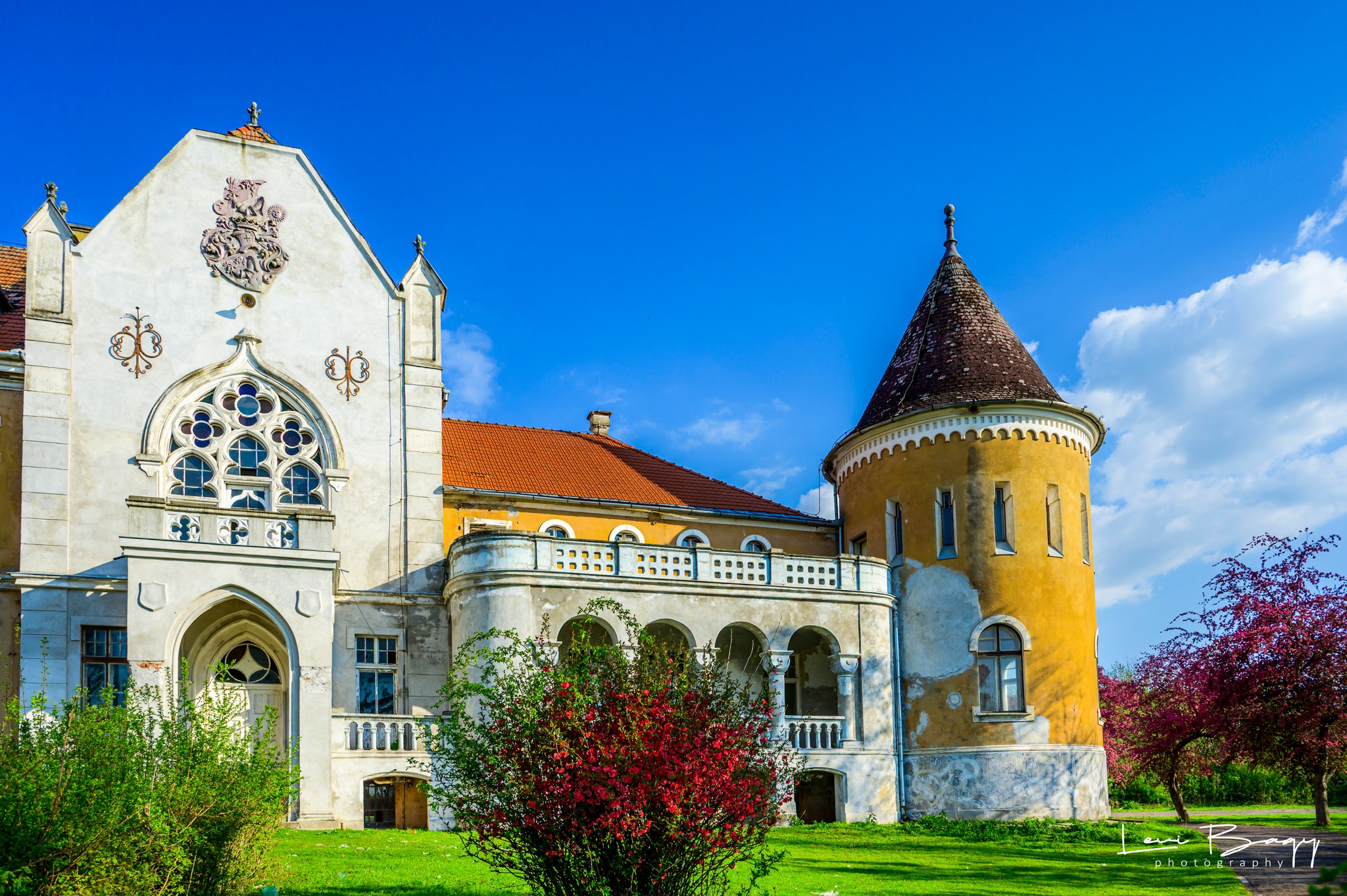 Hétvégén virágba borul Mezőzáh: Bazsarózsa Fesztivál az Ugron-kastély árnyékában