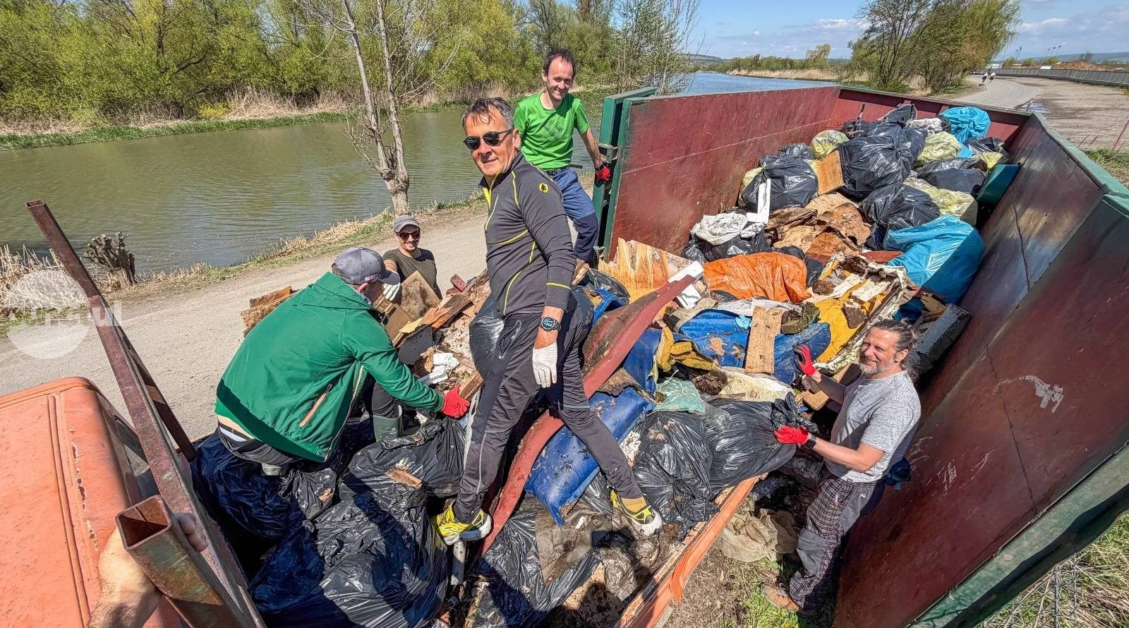 Hat tonna szemetet gyűjtöttek össze a Maros partján