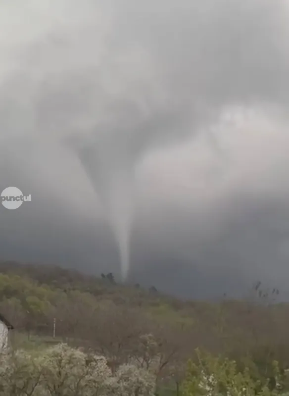 FOTÓ – Ritka forgószél Maros megyében – tornádót észleltek Mezőrücson